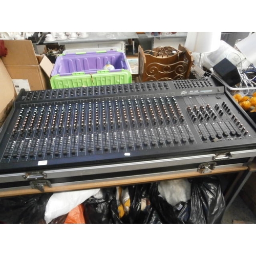 271 - Peavey SRC 2400 24 channel mixing console powers up