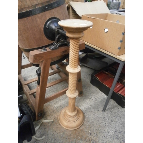 290 - Turn wood plant stand