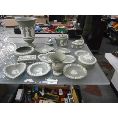 390 - 16 pieces of sage Wedgwood