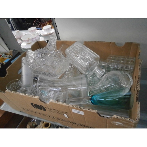 391 - Box of assorted glassware