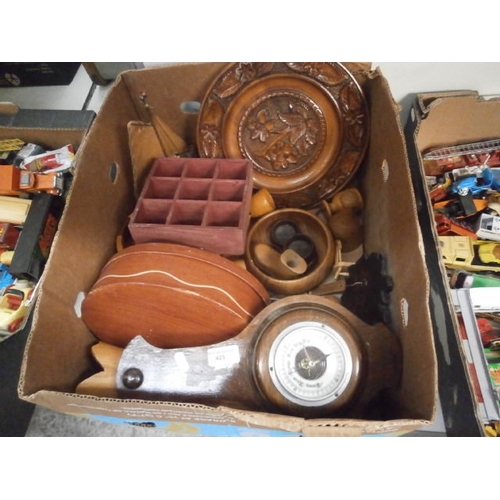 425 - Box of assorted wooden items