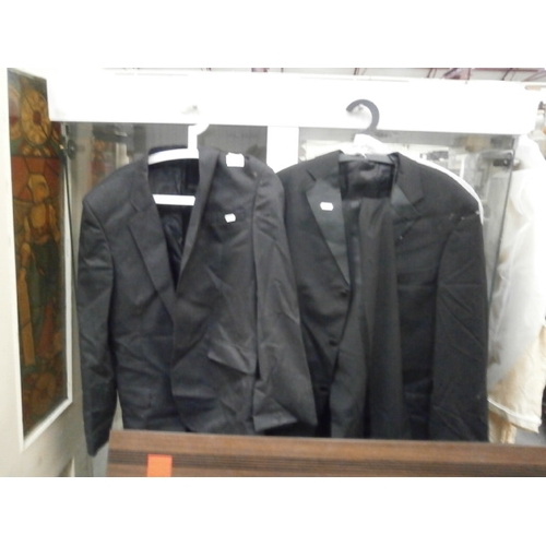 434 - Lot inc men's suit wear