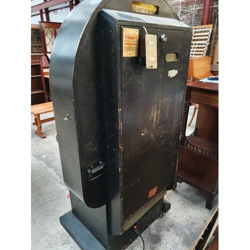 600 - Royal sound leisure jukebox in good condition with keys needs realigning no cd's with it. Bottom lef... 