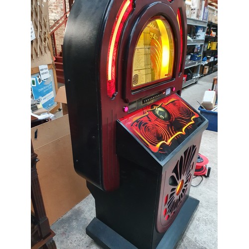 600 - Royal sound leisure jukebox in good condition with keys needs realigning no cd's with it. Bottom lef... 