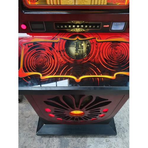 600 - Royal sound leisure jukebox in good condition with keys needs realigning no cd's with it. Bottom lef... 