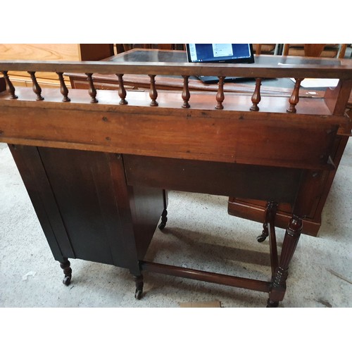 601 - Edwardian ladies mahogany writing desk with leather top writing slope and keys