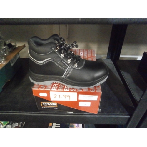 77 - Pair of new Titan size 6 work boots