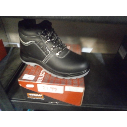 87 - Pair of new Titan size 8 work boots