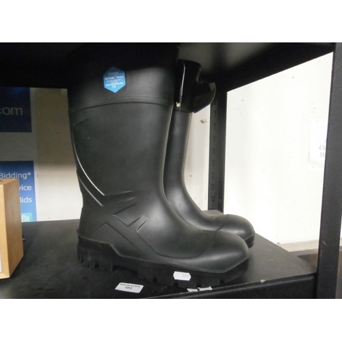 103 - Pair of new size 11 work wellies