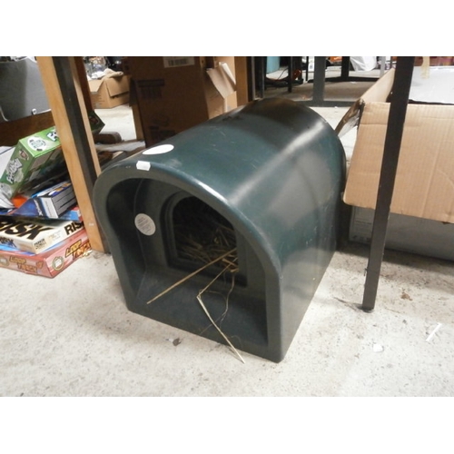 120 - Plastic Barn cats bedding box