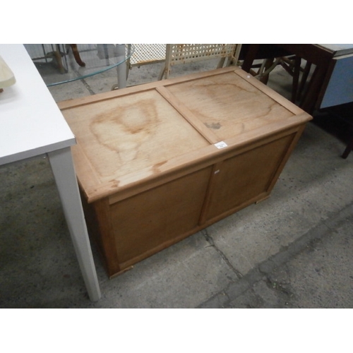 639 - A large wooden storage box