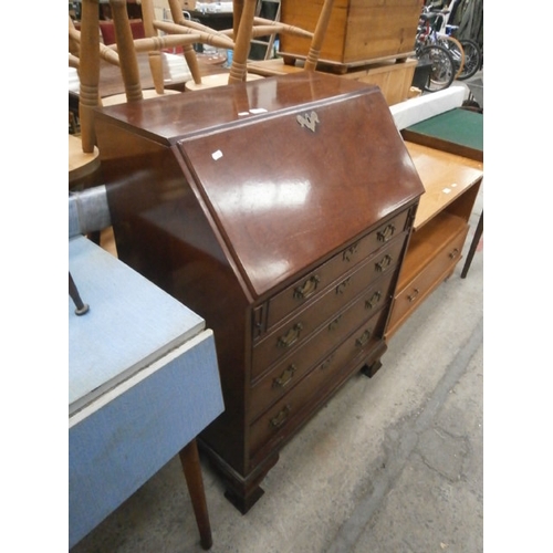 641 - A vintage mahogany 4 drawer bureau