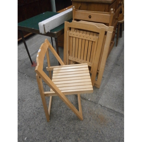 643 - 5 x wooden folding chairs