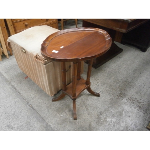 658 - A small mahogany pedestal table