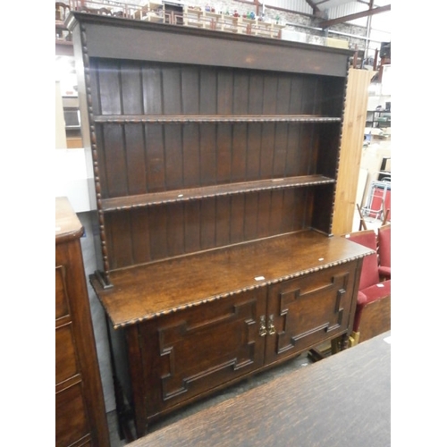 669 - A large beaded oak Jacobean style dresser on Bobbin legs