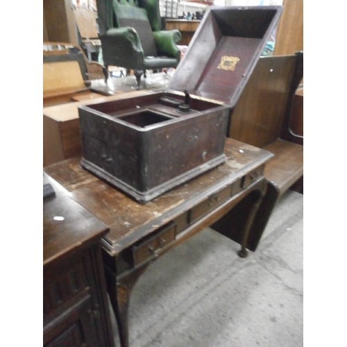 651 - Old gramophone box & desk both as found