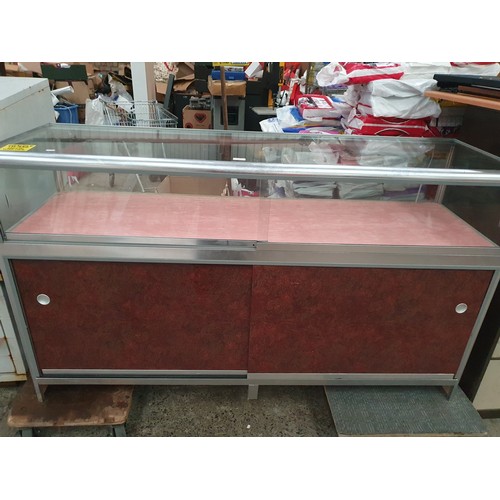 692 - Large retail display counter