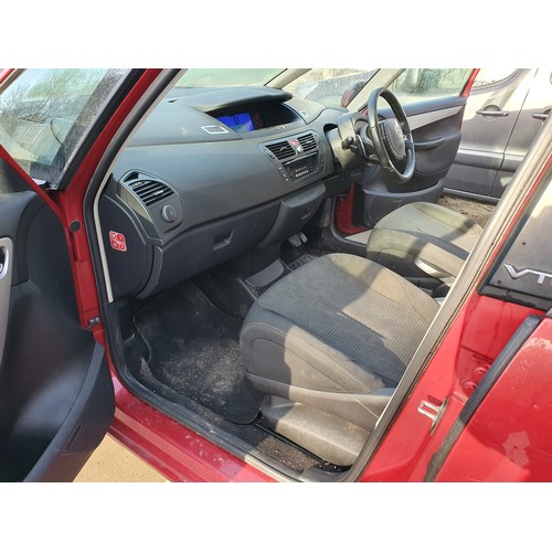 425 - Citroen grand C4 picasso 7 seater. Diesel .M.O.T 14/12/23 mileage 121564 with 2 keys, please see ext... 