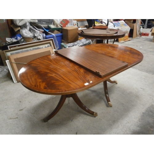 687 - A large vintage mahogany extending twin pedestal dining table with leaf