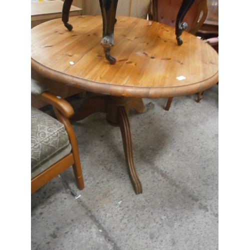 702 - A circular pine pedestal dining table