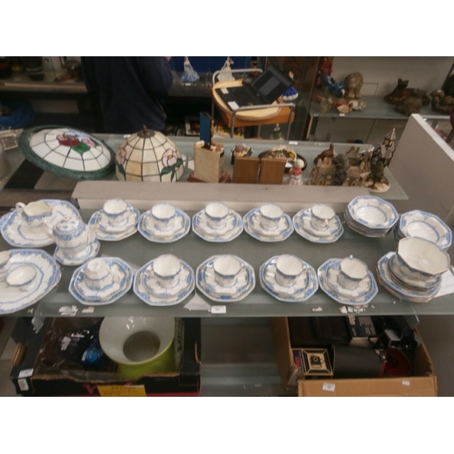 400 - Very decorative collection of 1930s Royal Doulton Arvon bone china