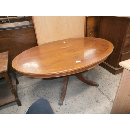 646 - A large oval vintage pedestal coffee table - a/f