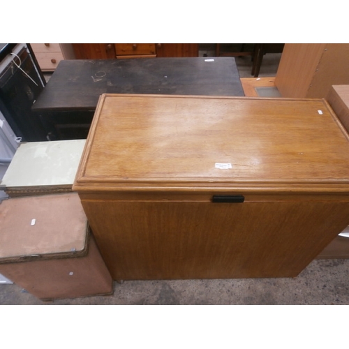 713 - A vintage lift top storage box and 2 x linen baskets