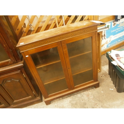 726 - A vintage glazed 2 door bookcase/cabinet