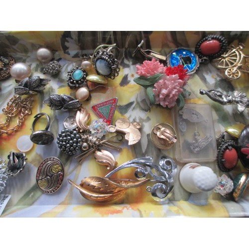 224 - Collection of assorted jewellery pieces