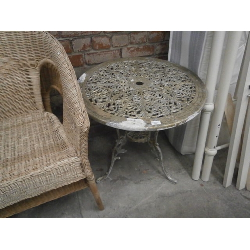 635 - A small circular cast metal garden table