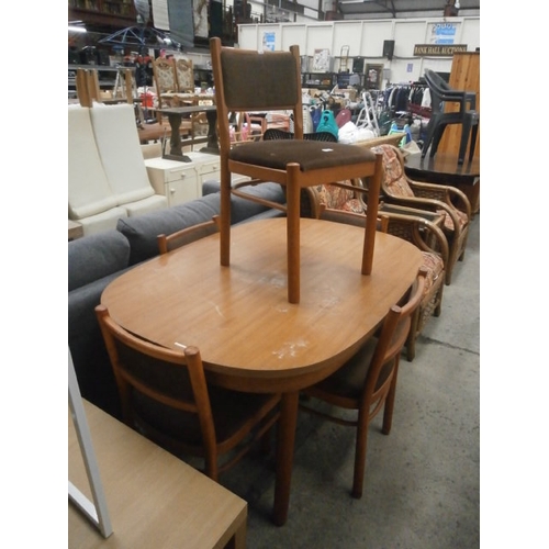 637 - A retro extending dining table and 5 x chairs