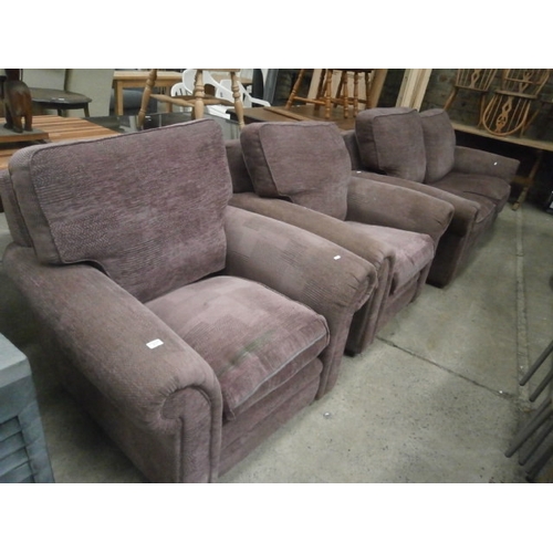 673 - A large upholstered 3 piece suite