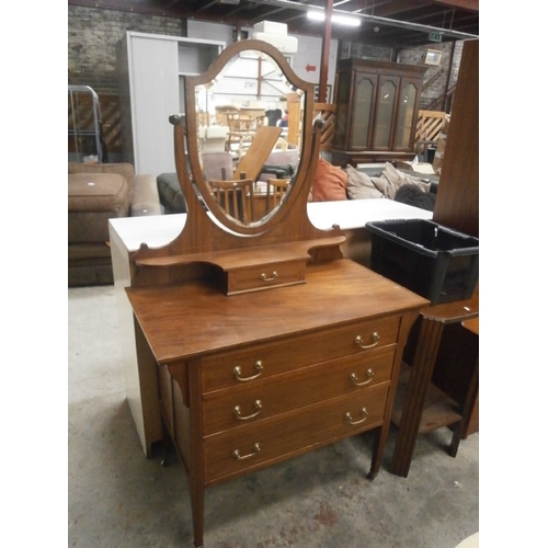 688 - A vintage mahogany 3 drawer dressing chest