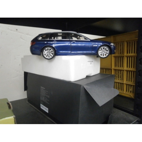 37 - BMW 550i touring model car