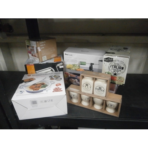 90 - Assorted kitchen gadgets including spiralizer pasta maker etc