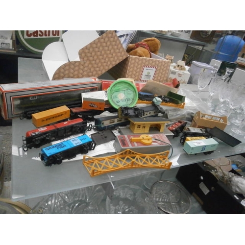 339 - Collection of model train carriages, etc