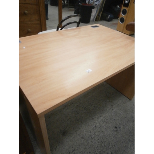 640 - A large panel office desk