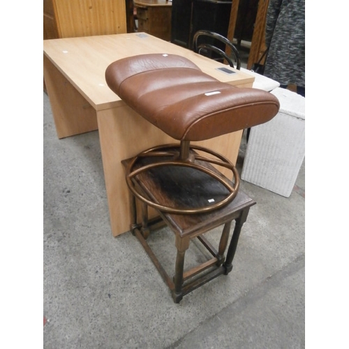 641 - A leather padded foot stool and 2 x nested occasional tables