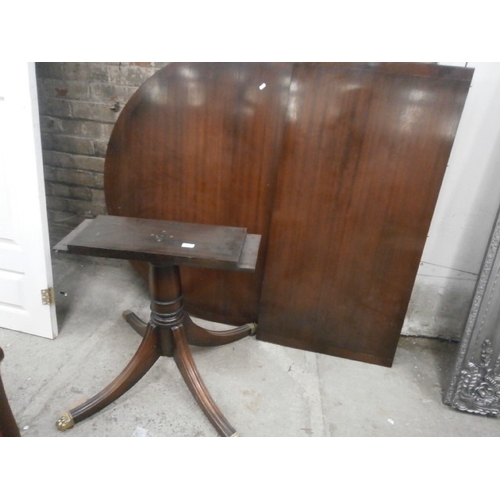 654 - A large vintage mahogany pedestal dining table