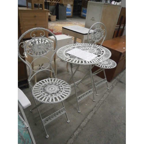 657 - A small painted folding metal garden table with 2 x matching chairs