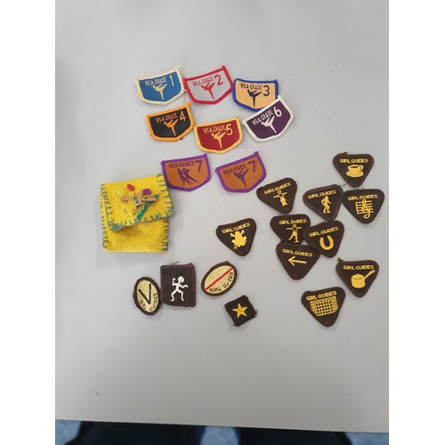 63 - VINTAGE GIRL 22 X GUIDES BADGES / PATCHES PLUS BAG & PIN BADGE
