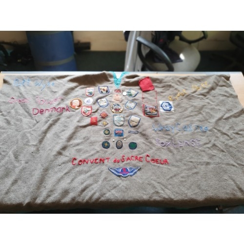 64 - VINTAGE GIRL GUIDE CAPE WITH SOME RARE BADGES / PATCHES