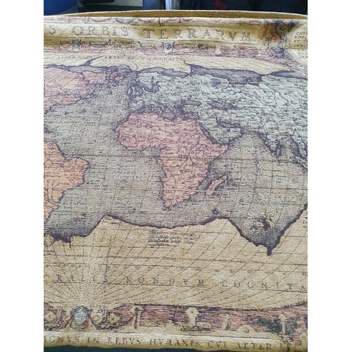 84 - Wall hanging tapestry of the globe 132x91 cm made in Belgium