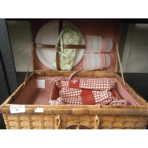 44 - Picnic hamper