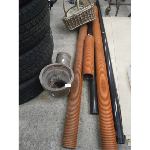 187 - Lot inc drainage pipes, plant pots, etc