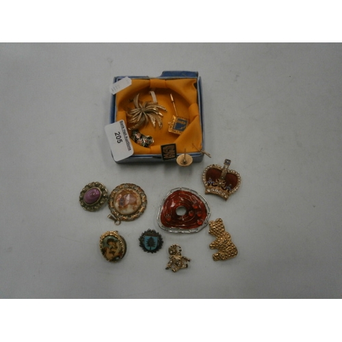 205 - Collection of jewellery pieces