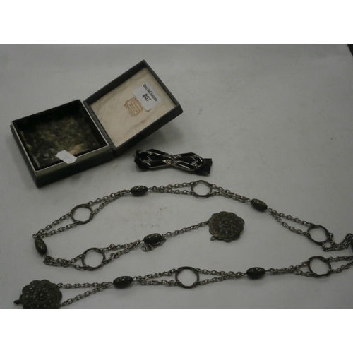 207 - Lot inc vintage necklace and clasp