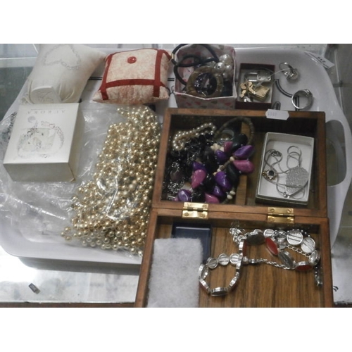 215 - Collection of assorted jewellery, etc