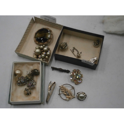 216 - Collection of old jewellery pieces