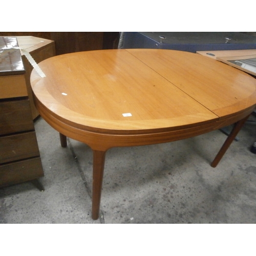 668 - A retro extending oval NATHAN dining table